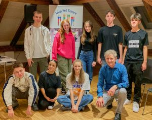 Neumarkt's Irish Set Dancers meet young people 1 Willibald Gluck Schueler•Willibald Gluck Schueler•Schuelergruppe•WGG•PKurs•FranzXaverBeer•10Okt2023 IMG 4784