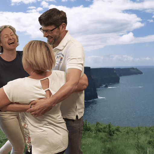 TaenzerGruppe vor Cliffs of Moher