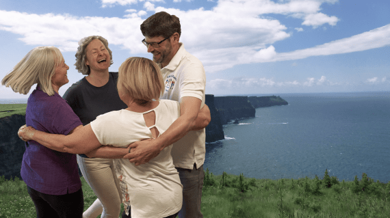 TaenzerGruppe vor Cliffs of Moher